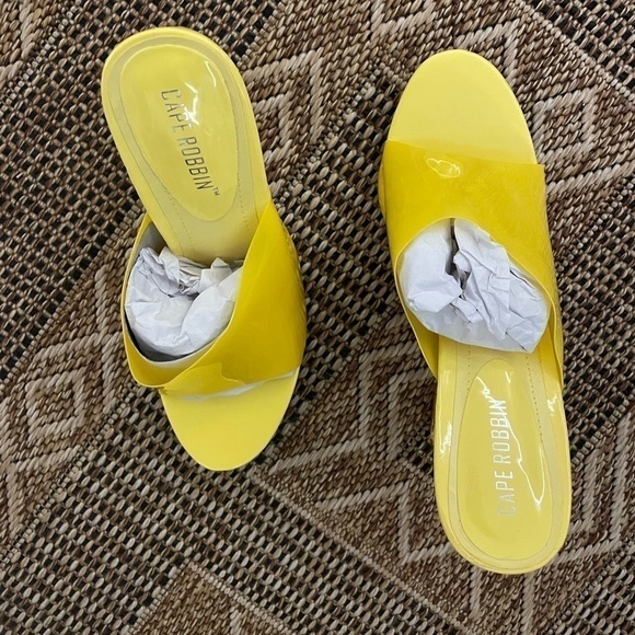 CAPE ROBBIN Yellow Lucite Heels Size 8.5 New Without Tags - Picture 2 of 4